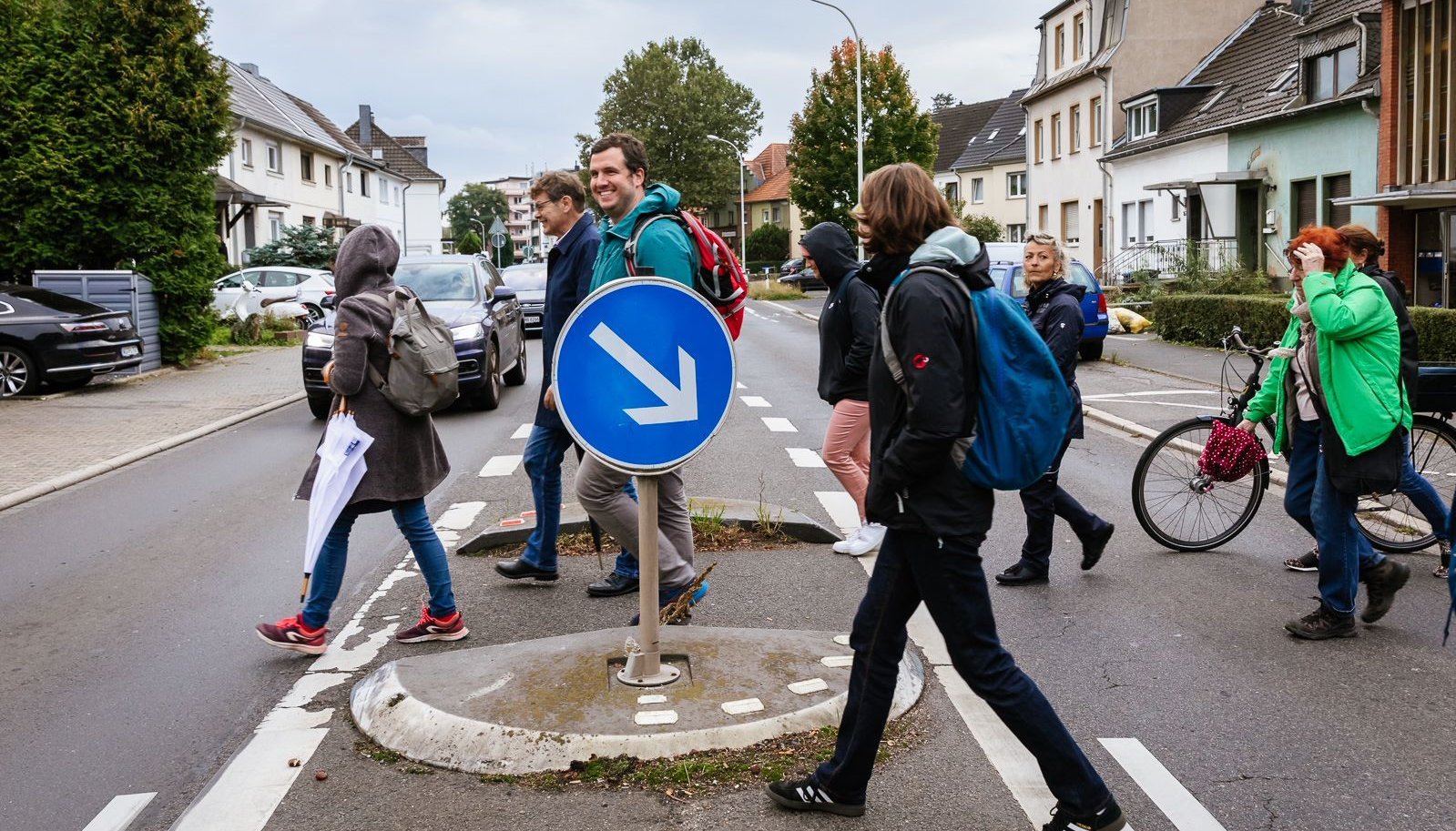 Eine Gruppe Schüler überquert eine Straße
