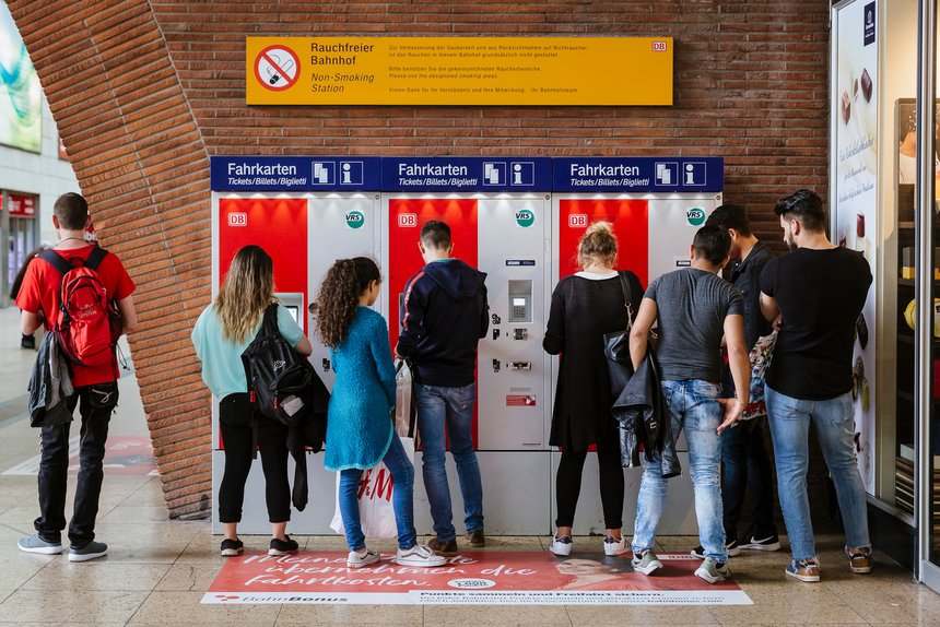 Fahrgäste an Ticketautomaten, Eingangshalle Köln Hbf