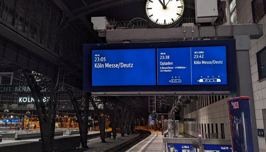 Die neuen Monitore bieten - wie hier im Kölner Hauptbahnhof - eine Übersicht über Abfahrtszeit, Zugziel und die Wagenreihungen der nächsten drei einfahrenden Züge am Gleis (© DB AG, Stefan Deffner)