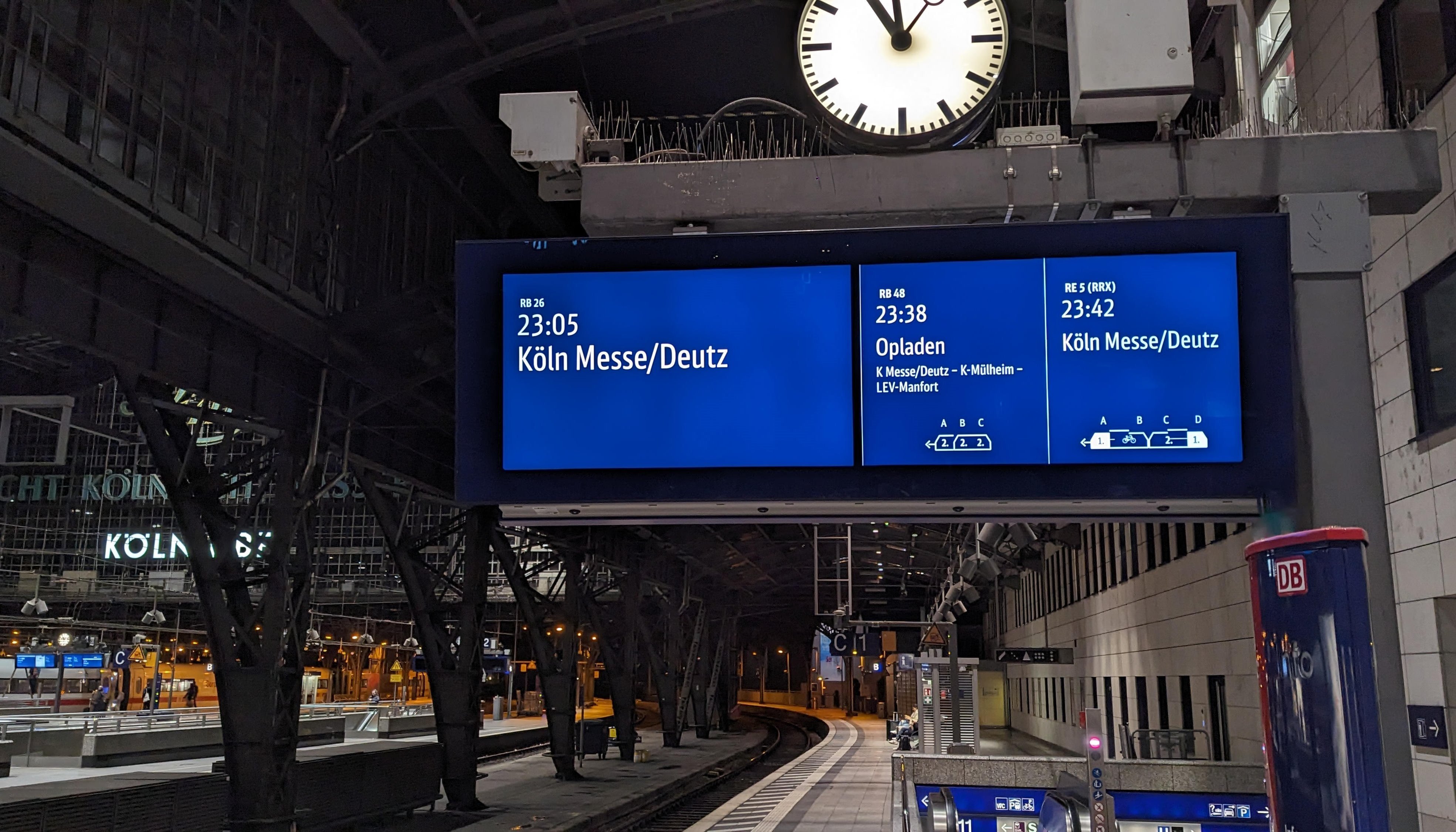 Die neuen Monitore bieten - wie hier im Kölner Hauptbahnhof - eine Übersicht über Abfahrtszeit, Zugziel und die Wagenreihungen der nächsten drei einfahrenden Züge am Gleis (© DB AG, Stefan Deffner)