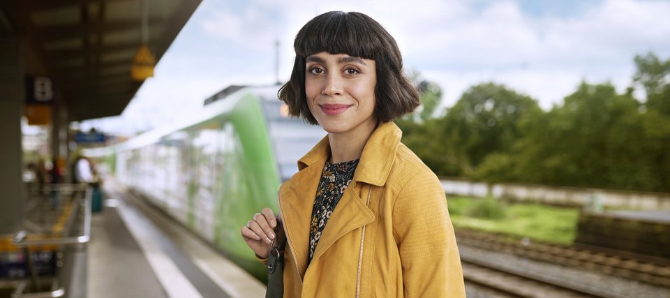 Frau am Bahnsteig Frau am Bahnsteig