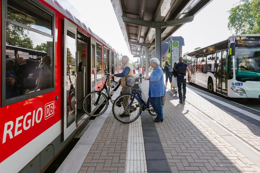 Fahrgäste mit Fahrrädern in RegionalBahn einsteigend