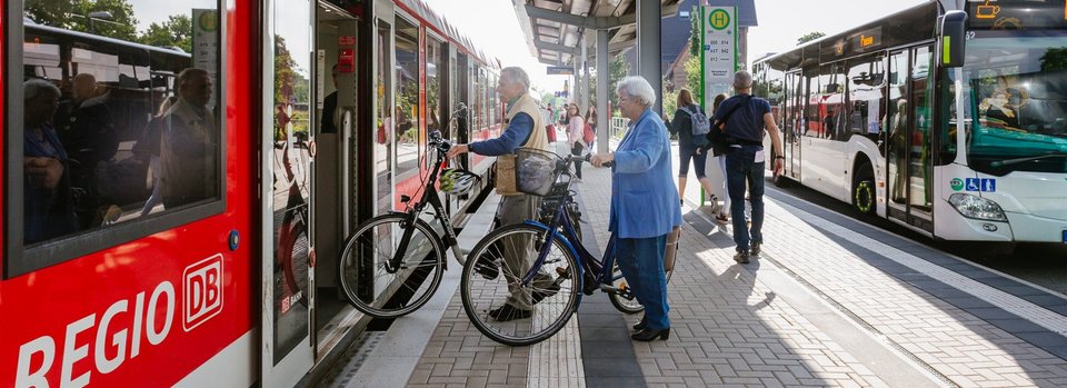 Fahrgäste mit Fahrrädern in RegionalBahn einsteigend Fahrgäste mit Fahrrädern in RegionalBahn einsteigend