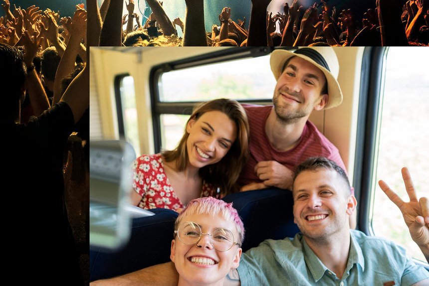 Junge Menschen in einer Regionalbahn