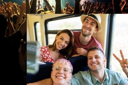 Junge Menschen in einer Regionalbahn