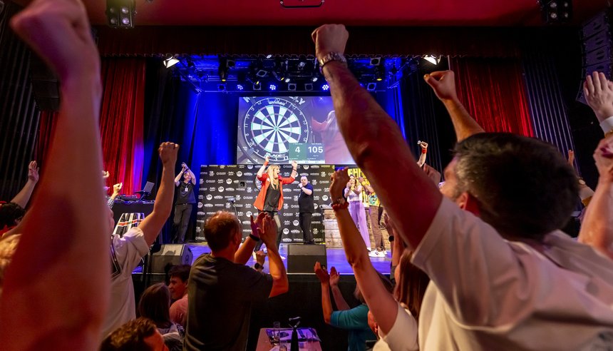 Jubelnde Menschen bei Dartsevent