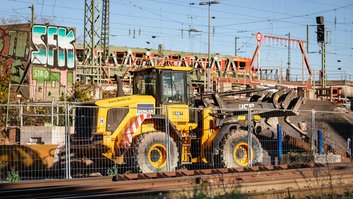 Meilenstein: Erste neue Brücke über „Deutz-Mülheimer Straße“ kurz vor Inbetriebnahme