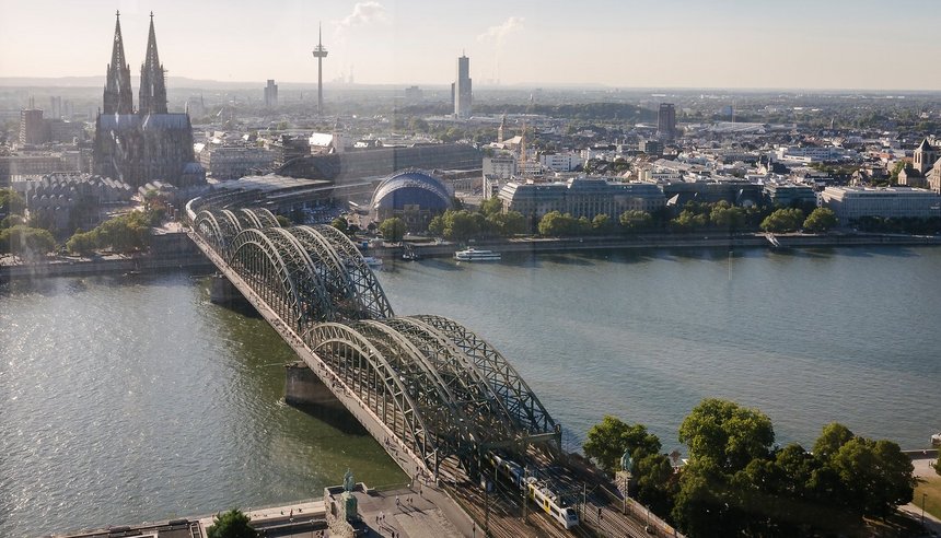 Blick auf Köln mit Hohenzollernbrücke, Hauptbahnhof, Dom und linksrheinischer Stadt