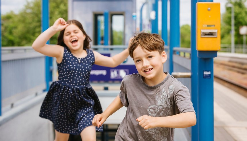 Kinder am Treppenaufgang zum Bahnsteig