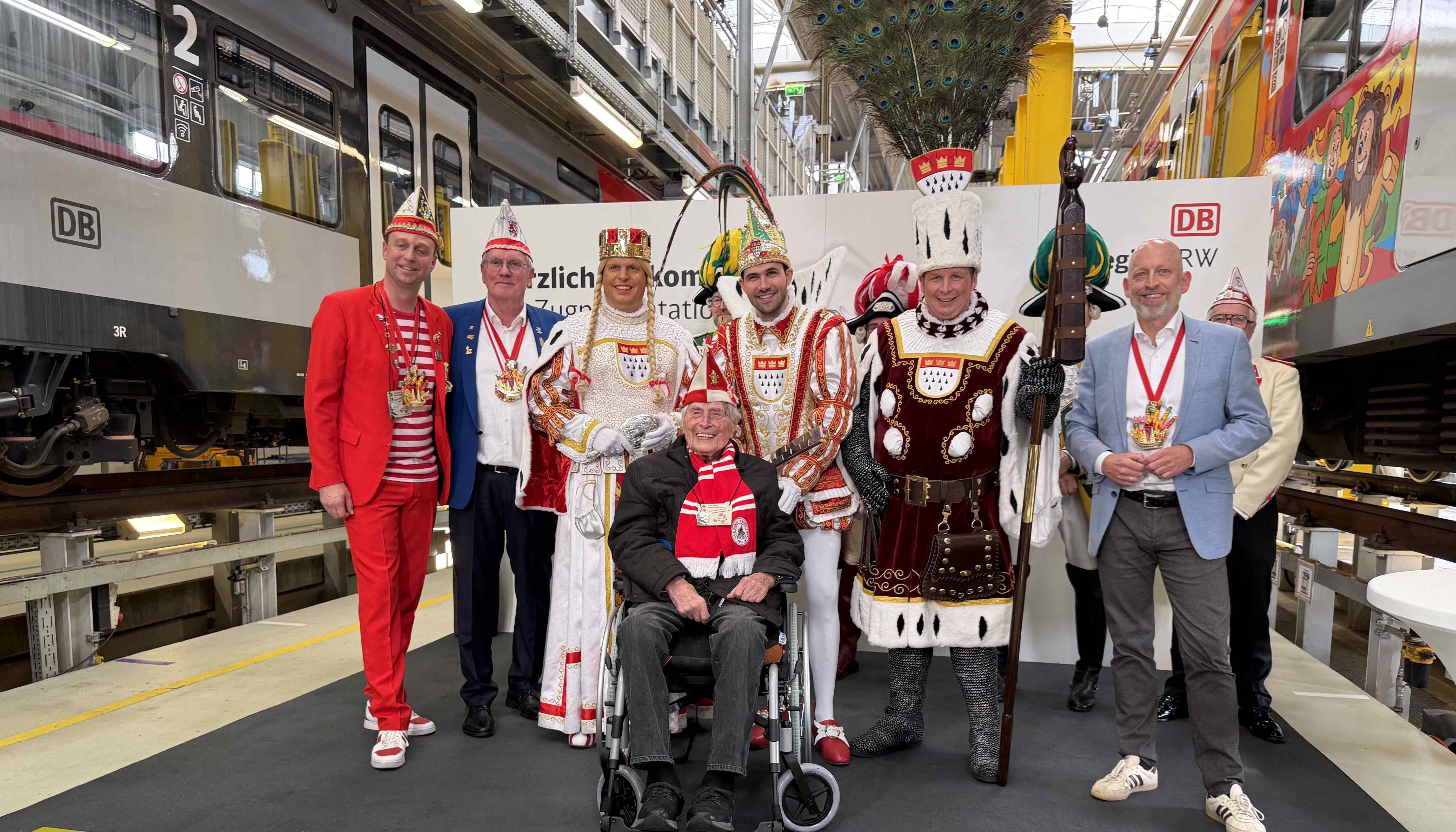 Das Bild zeigt die Repräsentanten der neuen Karnevals-S-Bahn 2026 (© go.Rheinland / Alina Çakar)