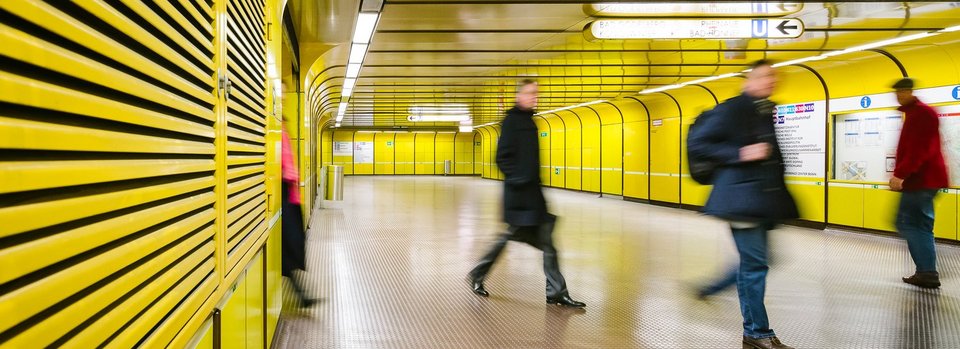 Fahrgäste in U-Bahn-Unterführung Fahrgäste in U-Bahn-Unterführung