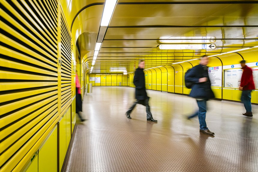 Fahrgäste in U-Bahn-Unterführung Fahrgäste in U-Bahn-Unterführung