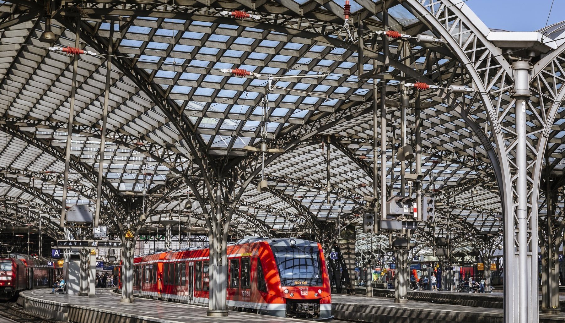 Ein Zug im Hauptbahnhof Köln