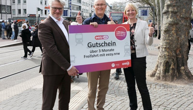 KVB-Vorstandsvorsitzende Stefanie Haaks, Stephan Schleiner mit dem Gutschein über drei Monate Freifahrt mit eezy sowie VRS-Geschäftsführer Michael Vogel