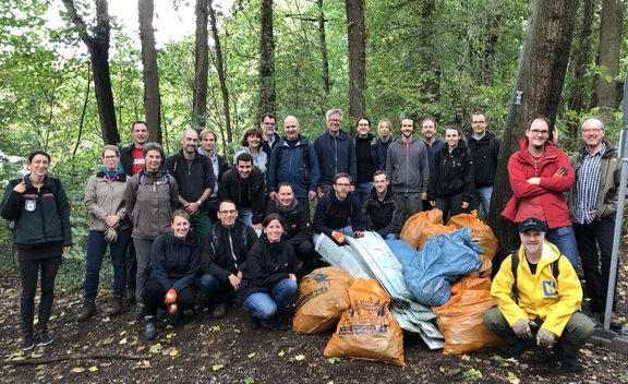 Gruppenbild von VRS- und NVR-Mitarbeitern beim Social Day 2019 im Wald von Köln-Dhünnwald