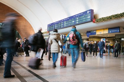 Fahrgäste in Eingangshalle Kölner Hbf