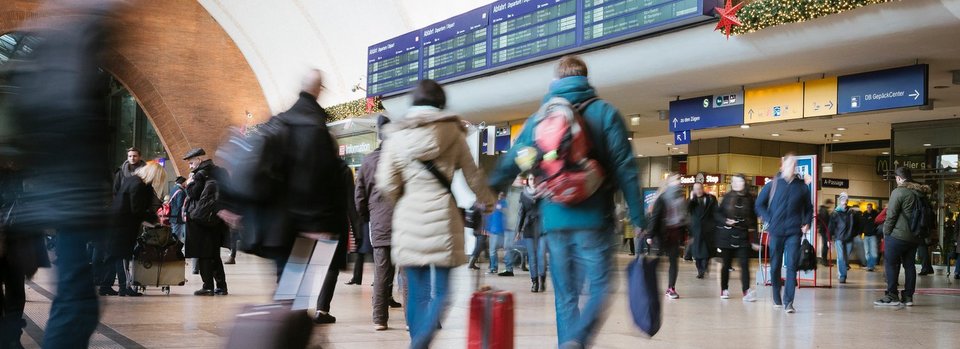 Fahrgäste in Eingangshalle Kölner Hbf