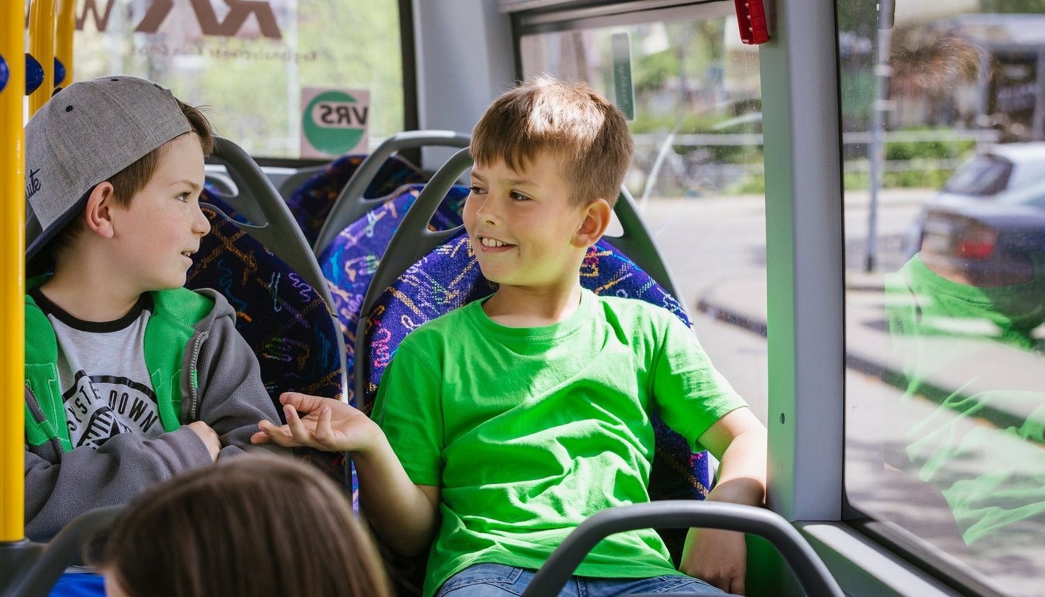 Zwei Schüler im Bus
