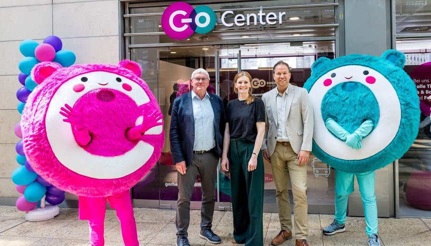 Das Bild zeigt Vertreter von go.Rheinland und zwei Maskottchen vor neuem go.Center am Kölner Hauptbahnhof