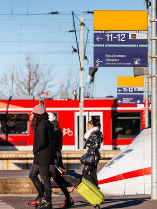 Fernverkehr und Regionalverkehr am Bahnhof Köln-Deutz