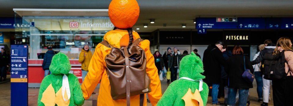 Kostümierte vor Abfahrtstafel am Kölner Hbf Kostümierte vor Abfahrtstafel am Kölner Hbf