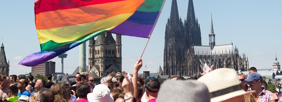 Christopher Street Day in Köln Eine Regenbogenflagge vor dem Kölner Dom