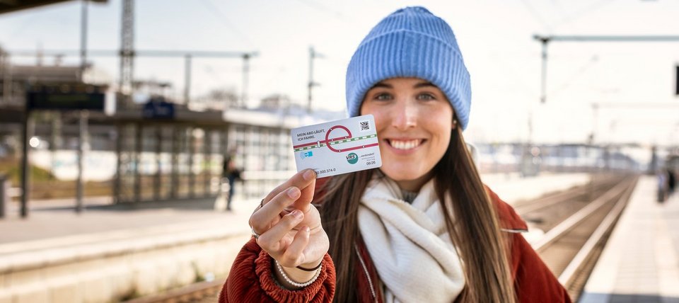 Junge Frau zeigt VRS-Chipticket