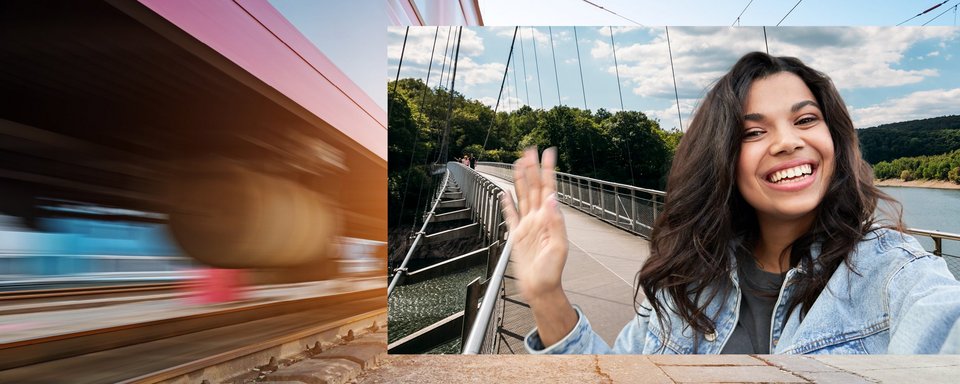 winkende Jugendliche auf Hängebrücke und vorbei fahrender Zug