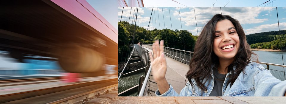 winkende Jugendliche auf Hängebrücke und vorbei fahrender Zug