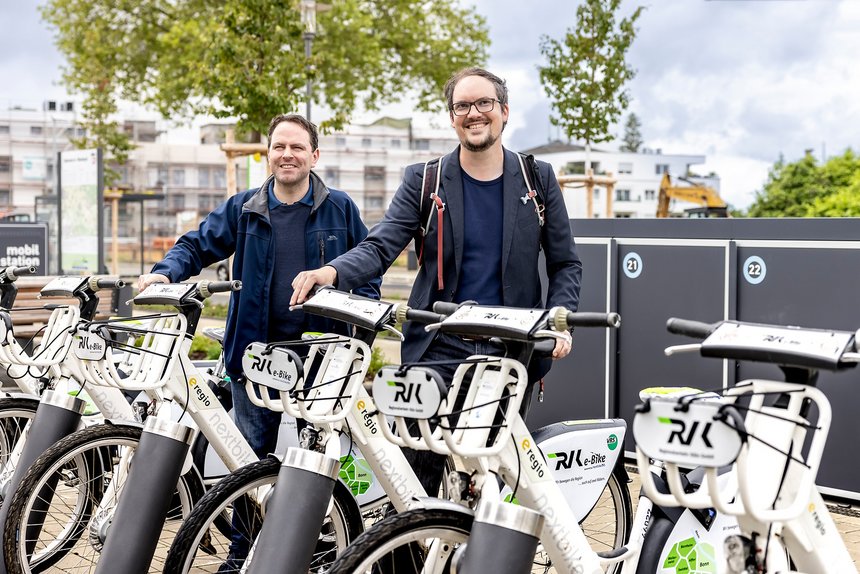 zwei Personen an Ausleihstation von RVK eBikes