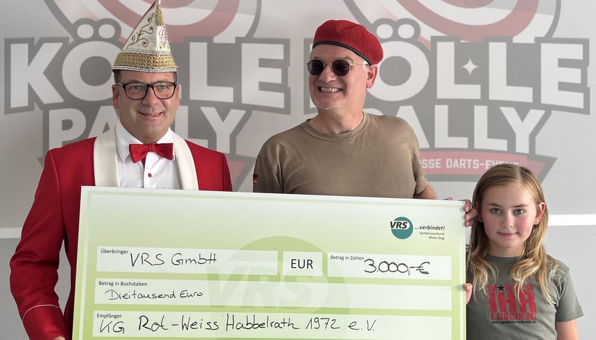 Das Bild zeigt von links: Mirko Gaul, Präsident der KG Rot-Weiß Habbelrath 1972 e.V., Ausbilder Schmidt und ein Mitglied der KG. © Deuser Concept GmbH