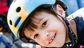 Junge mit Fahrradhelm (Titelmotiv der Mobilitätsfibel)