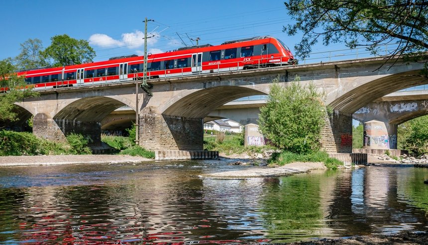 ein Zug der Linie RE9 auf Siegbrücke ein Zug der Linie RE9 auf Siegbrücke