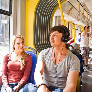Junge Leute in Stadtbahn sitzend
