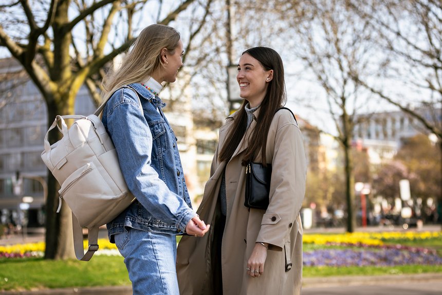 Junge Frauen unterhalten sich im Park
