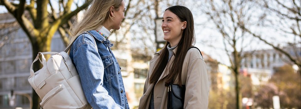 Junge Frauen unterhalten sich im Park