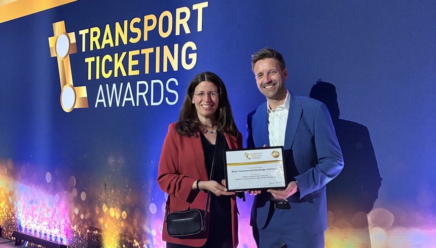 Das Bild zeigt v.l. Jessica Buhl, Verkehrsverbund Rhein-Sieg GmbH (VRS), und Reto Schmid, Senior Business Developer bei Fairtiq beim Transport Ticketing Global Award