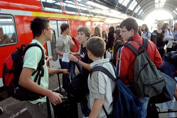 Jugendliche vor Dosto am Bahnsteig in Köln Hbf