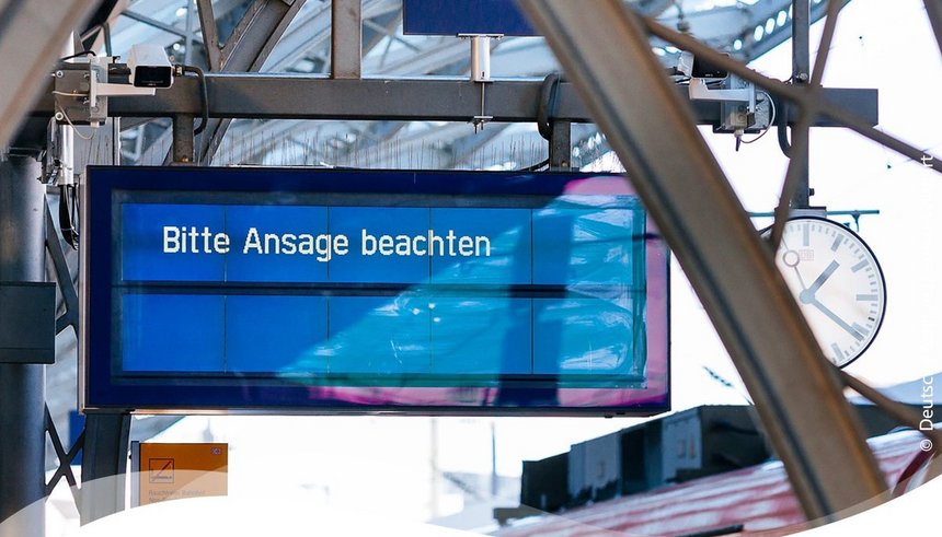 Anzeigetafel mit der Info "Ansage beachten" an einem Gleis des Kölner Hauptbahnhofs 