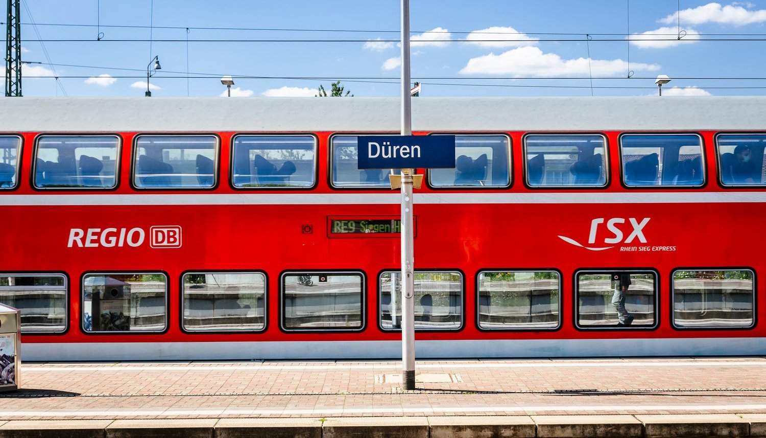 Ein Zug steht am Bahnhof Düren