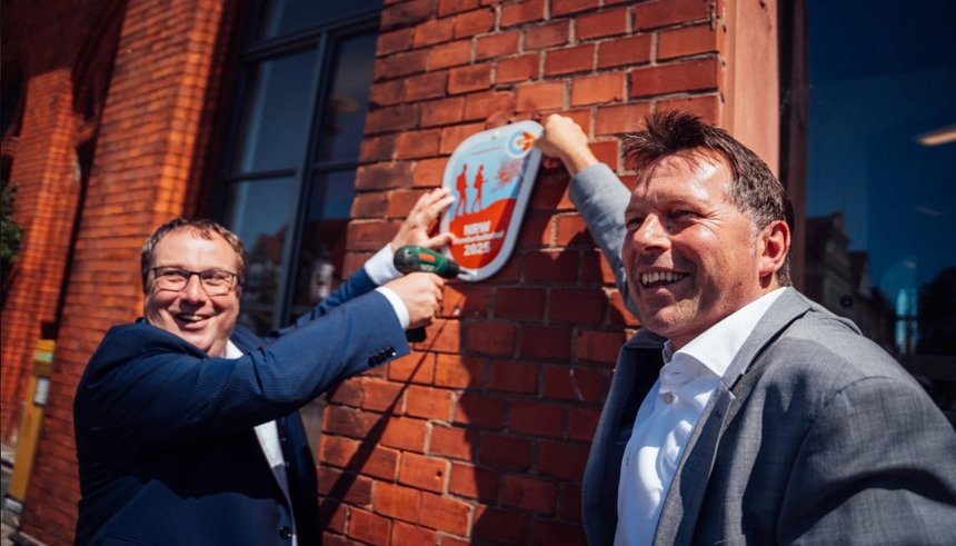 Minister Oliver Krischer und Frank Hiller, Bürgermeister der Stadt Detmold, beim symbolischen Befestigung der "Wanderbahnhof"-Plakette. Fotos © mobil.nrw