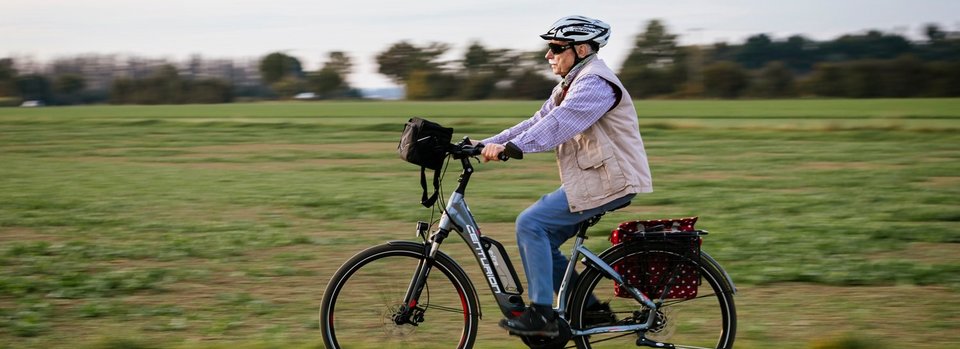 älterer Mann auf Fahrrad (Radweg) älterer Mann auf Fahrrad (Radweg)