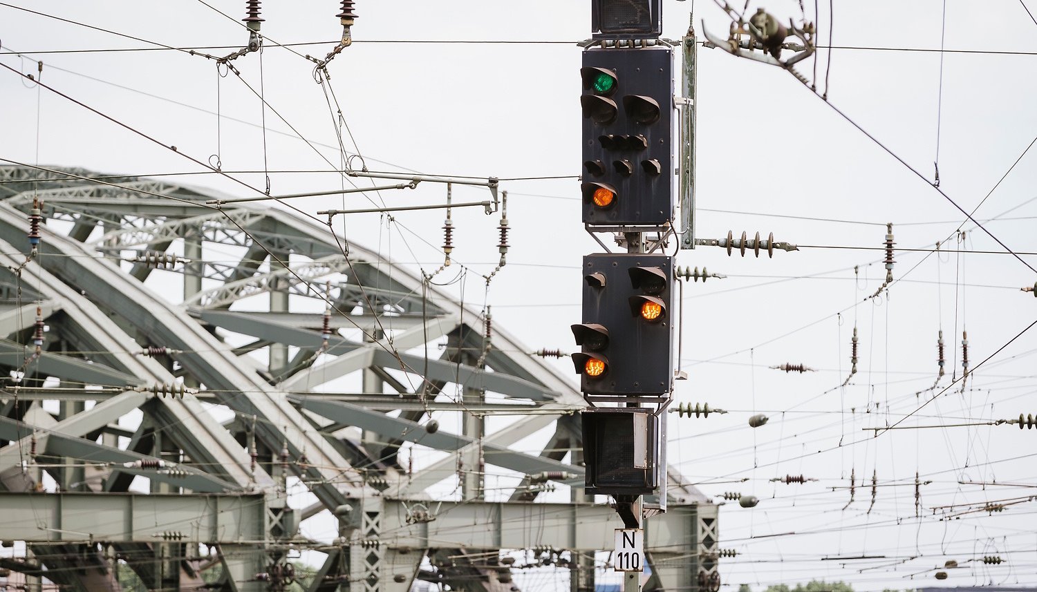 Blick auf eine Signalanlage am Kölner Hauptbahnhof (© go.Rheinland / Smilla Dankert)