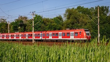 Zug der S-Bahn Köln in Fahrt