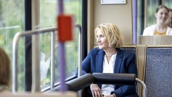 Eine Frau in einer Straßenbahn