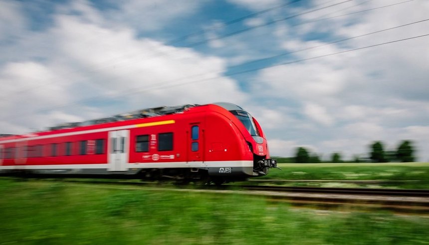 Das Bild zeigt ein Fahrzeug der Linie RE 8 in Fahrt (© go.Rheinland / Smilla Dankert)