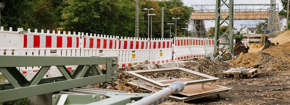 Eine Baustelle an Bahngleisen Eine Baustelle an Bahngleisen