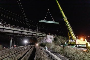 Arbeiten vom Einheben einer Signalbrücke im Rahmen der Baumaßnahmen zum ESTW Linker Rhein