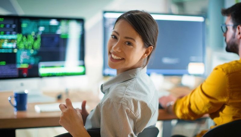Junge Frau am Bildschirm (© iStock / Gilaxia)