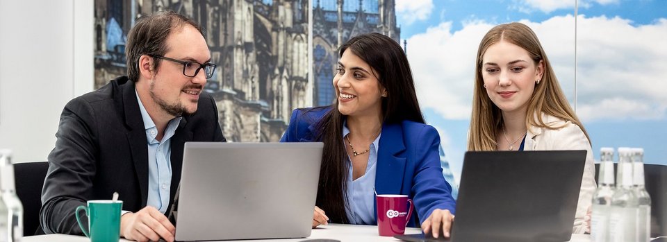 Teamkonferenz mit Laptops